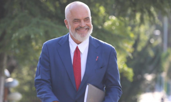 Edi Rama ndryshon gati gjysmën e qeverisë Largohen nga kabineti 5