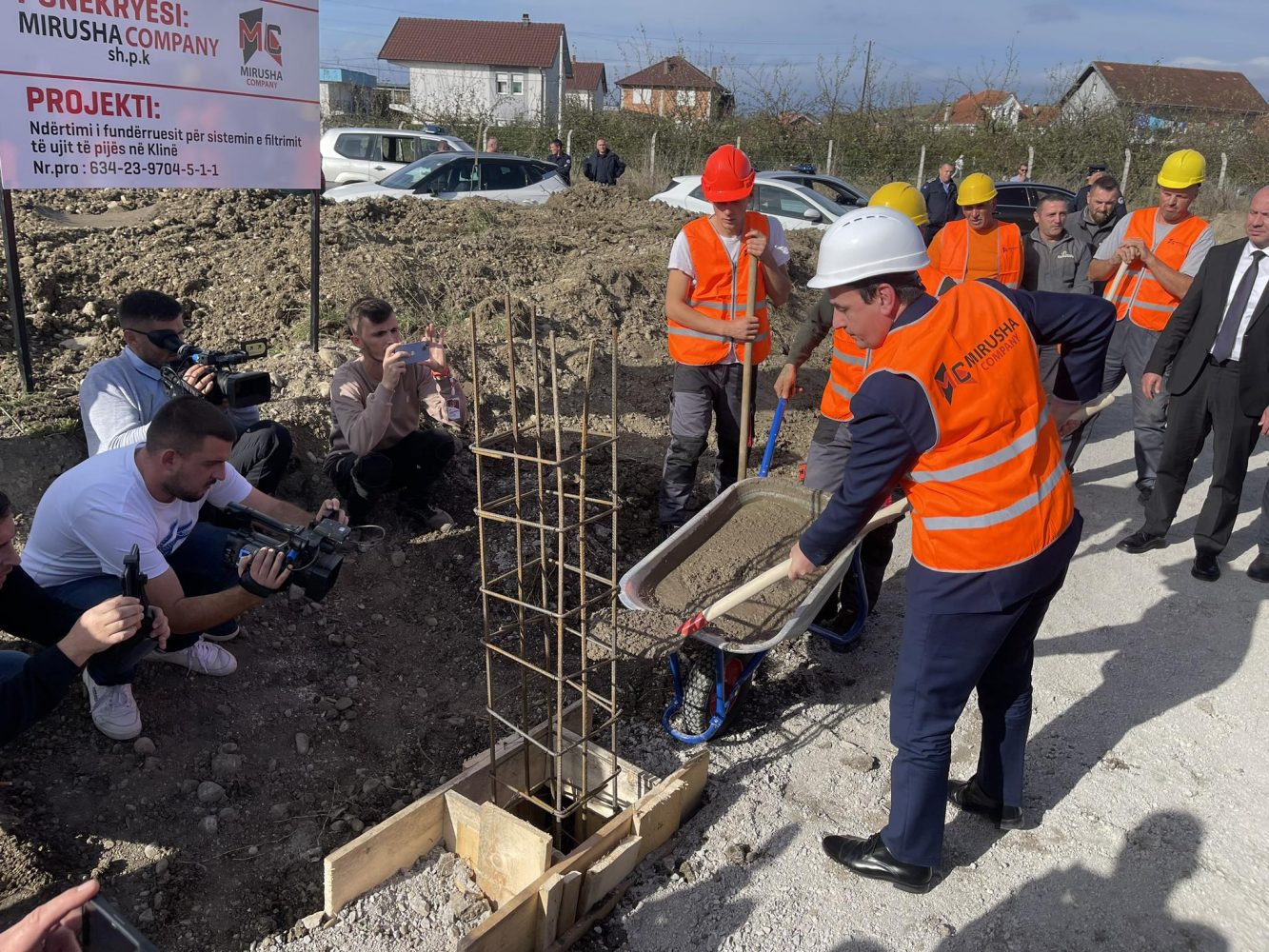 Kurti vendos gurthemelin e fundërruesit për sistemin e filtrimit të