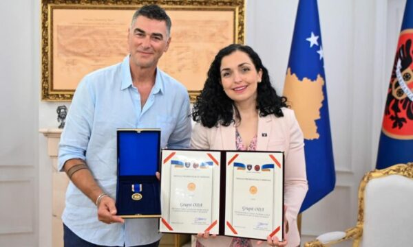 Osmani ia dorëzon medaljen Presidenciale të Meritave rock grupit Oda