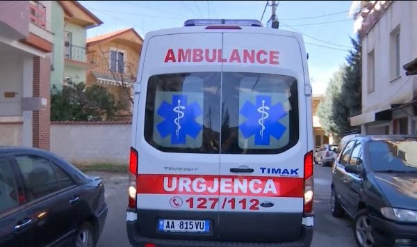 Skandal në Berat, ambulanca lë pacientin në rrugë dhe largohet - Gazeta  Express