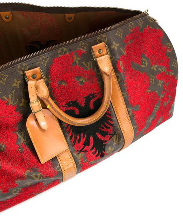 Louis Vuitton” ka nxjerrë në shitje çantën me flamurin shqiptar