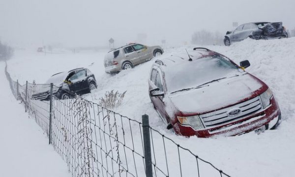 Stuhia dimërore në SHBA, 28 të vdekur dhe 300 mijë shtëpi pa energji  elektrike - Gazeta Express