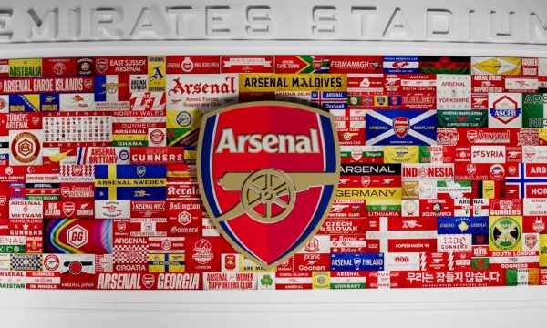 Flamuri i Kosovës tashmë pjesë e stadiumit Emirates të Arsenalit - Gazeta  Express