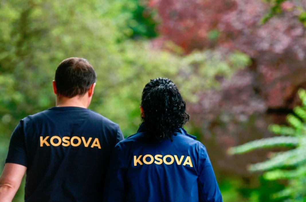 Me veshje mbi të cilat shkruan  Kosovë   Osmani dhe burri i saj mbështesin ekipin tonë në Olimpiadë