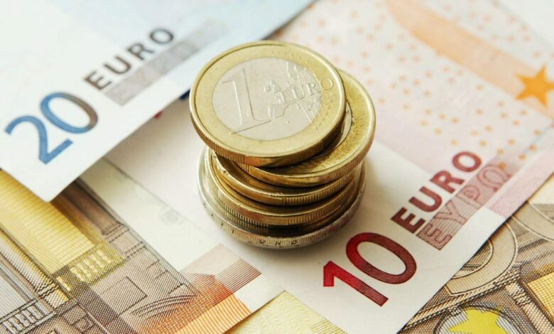 kembimi-valutor-cfare-po-ndodh-sot-me-monedhat-e-huaja-me-sa-po-blihen-dhe-shiten-dollari-dhe-euro